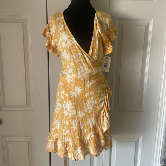 Billabong | Wrap and Roll Dress. Floral. Ruffles. NWT. Size Small - Picture 1 of 7